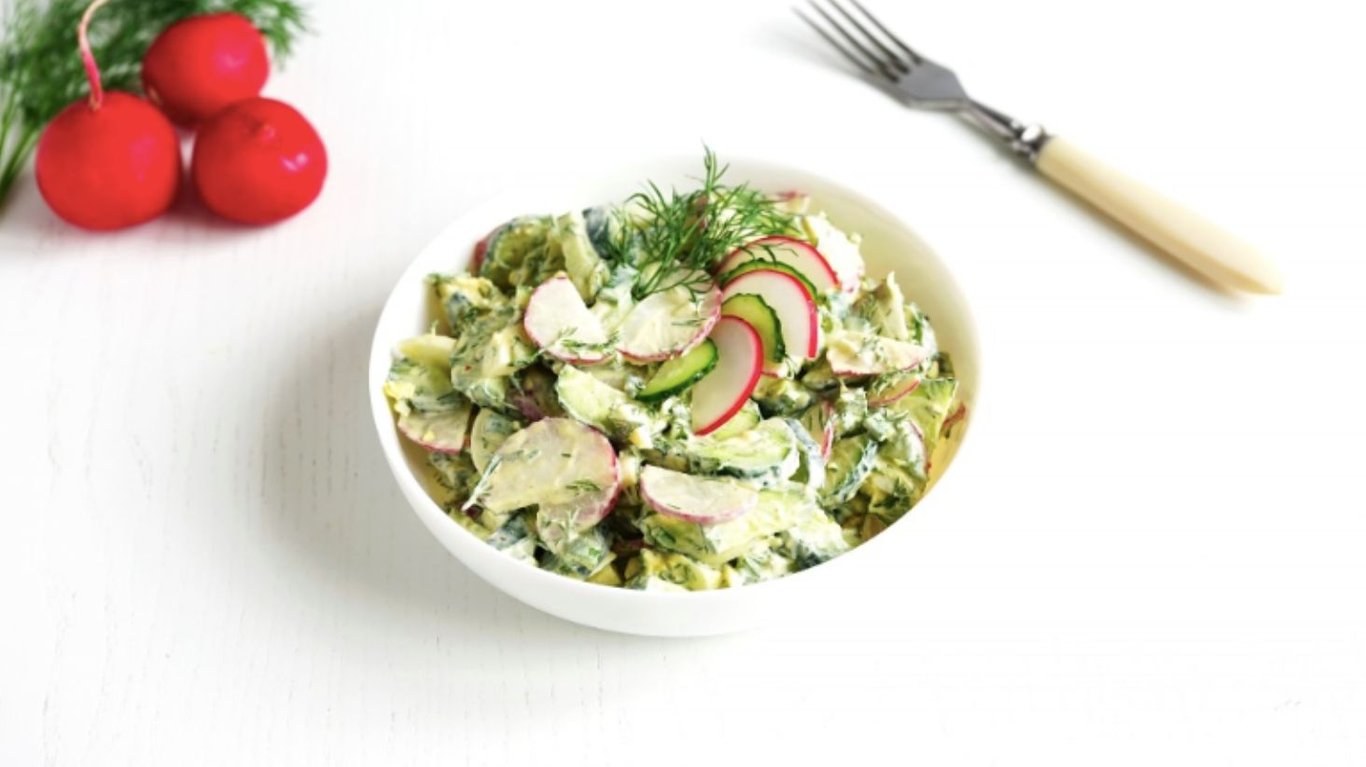 простий салат з редискою, огірком та яйцем