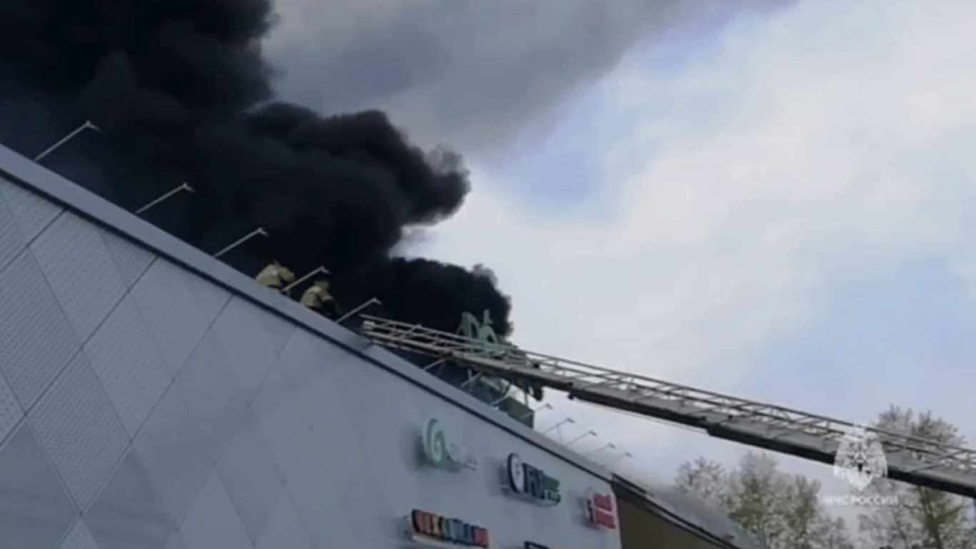 В России пылает пожар в торговом центре