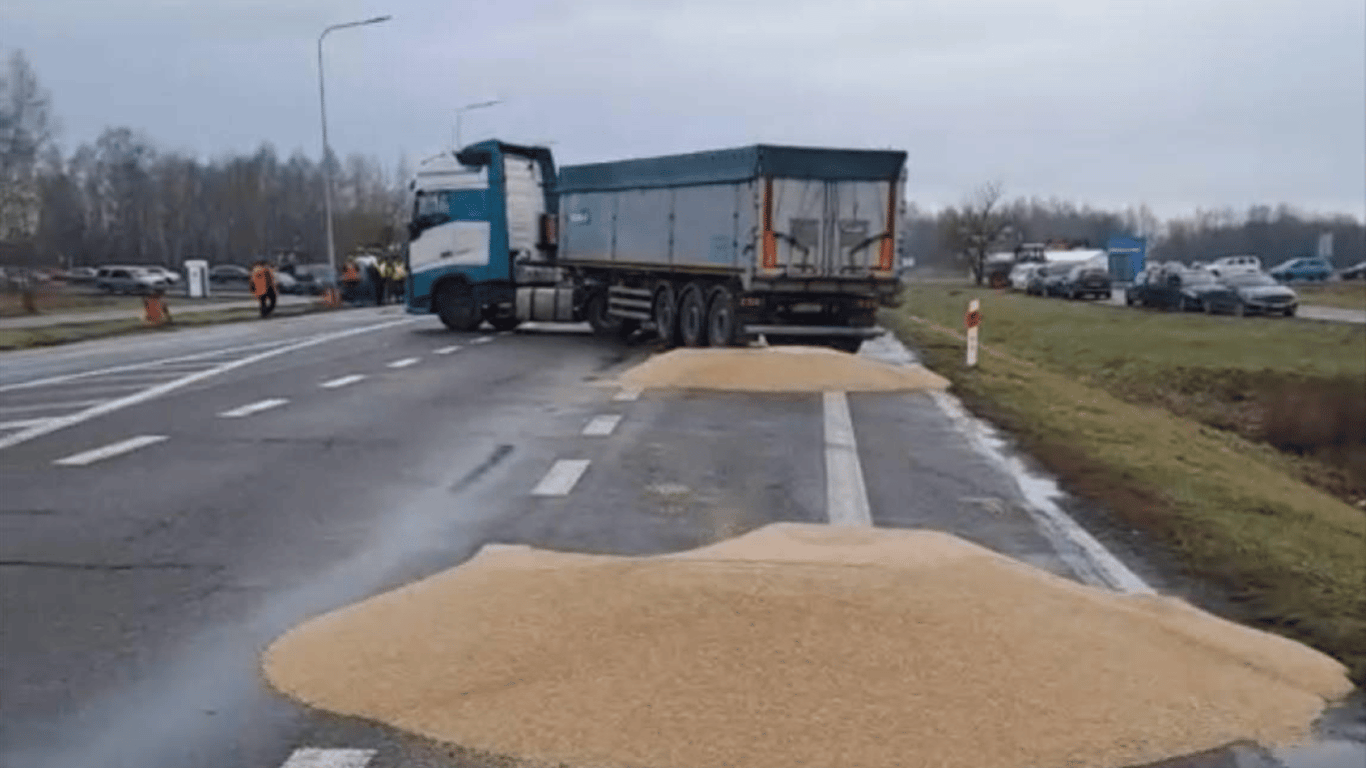 Розсипане зерно на кордоні — посольство України в Польщі звернулося до поліції