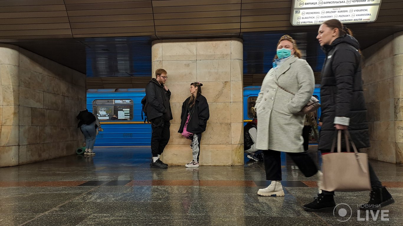 В столичном метро мужчина упал на рельсы: детали об инциденте