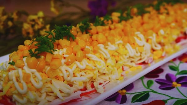 Классический рецепт крабового салата с крабовыми палочками, кукурузой и рисом