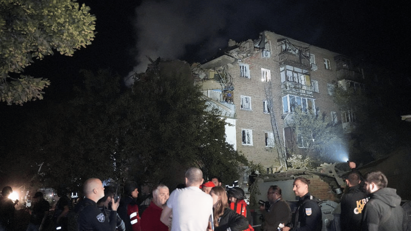 Унаслідок російського удару по багатоквартирному житловому будинку в Харкові в ніч проти 31 травня постраждали вісім людей
