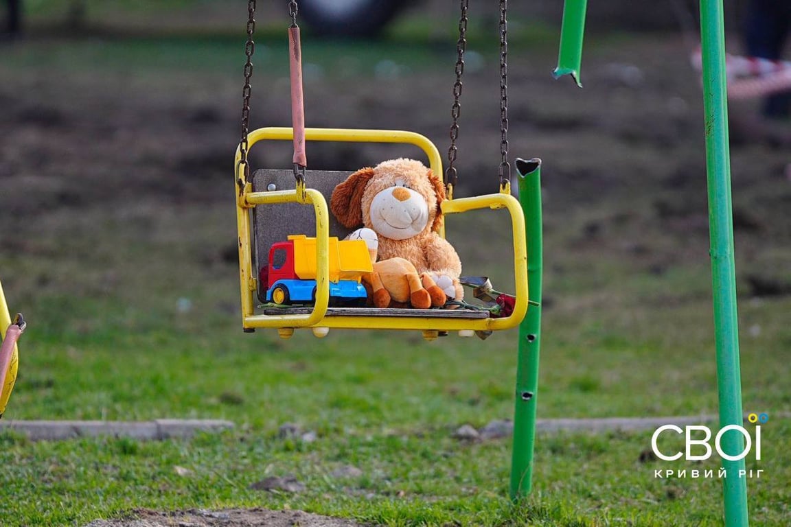 Квіти, свічки та м’які ведмедики: скорбота після трагедії у Кривому Розі