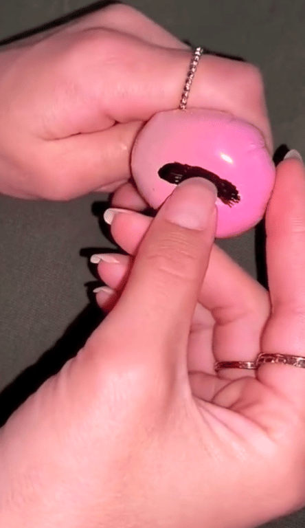 Ідеальний французький манікюр за 5 хвилин з ТікТок — відео - фото 1