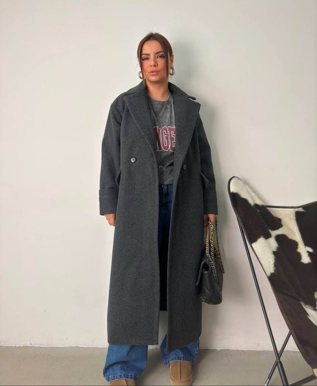 Пальто можно дополнить широкими джинсами.