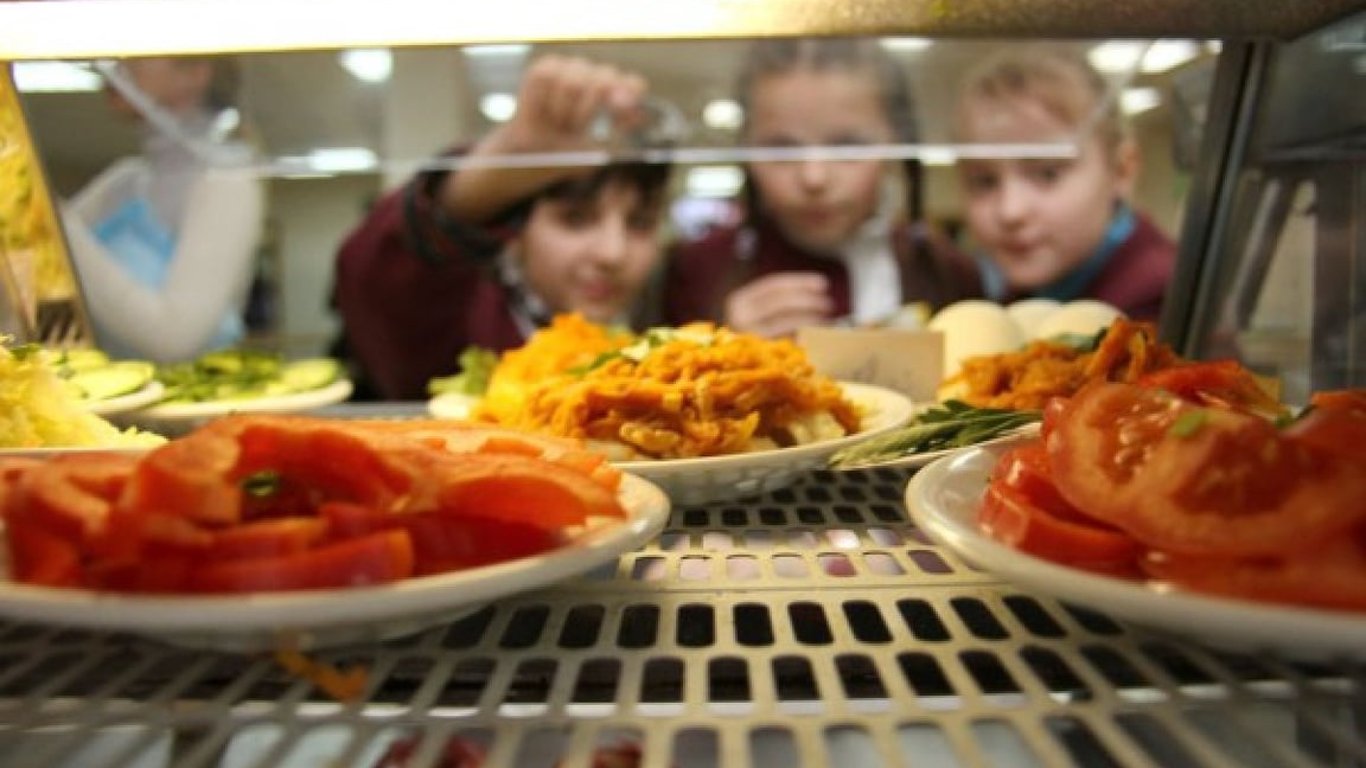 В Кабмине согласовали трехлетнюю реформу школьного питания — что изменится