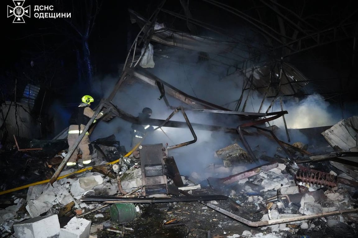 Рятувальники на місці влучання