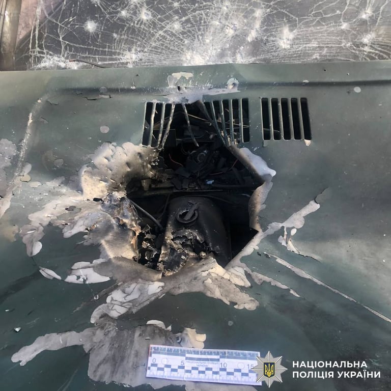 Пробоїна в кузові пошкодженого автомобіля