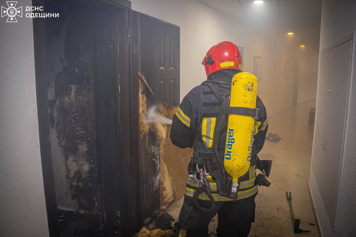 Рятувальник гасить вогонь в Одесі