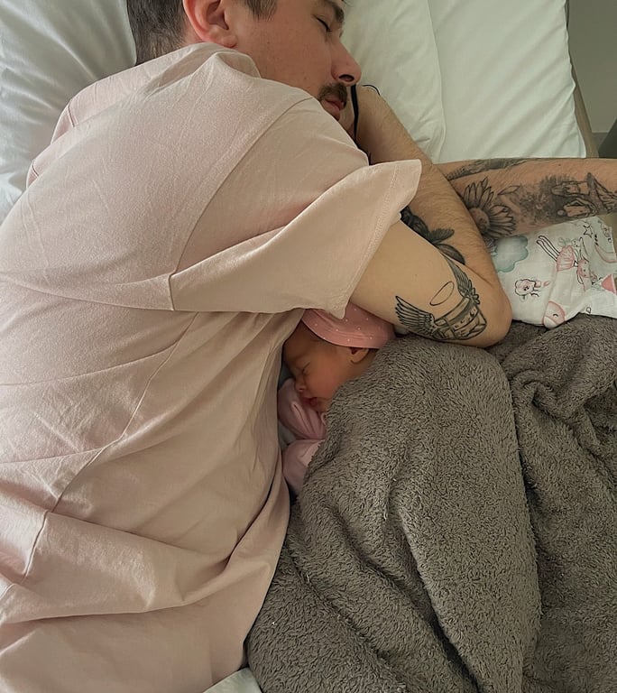 Позитив показался с новорожденной дочкой