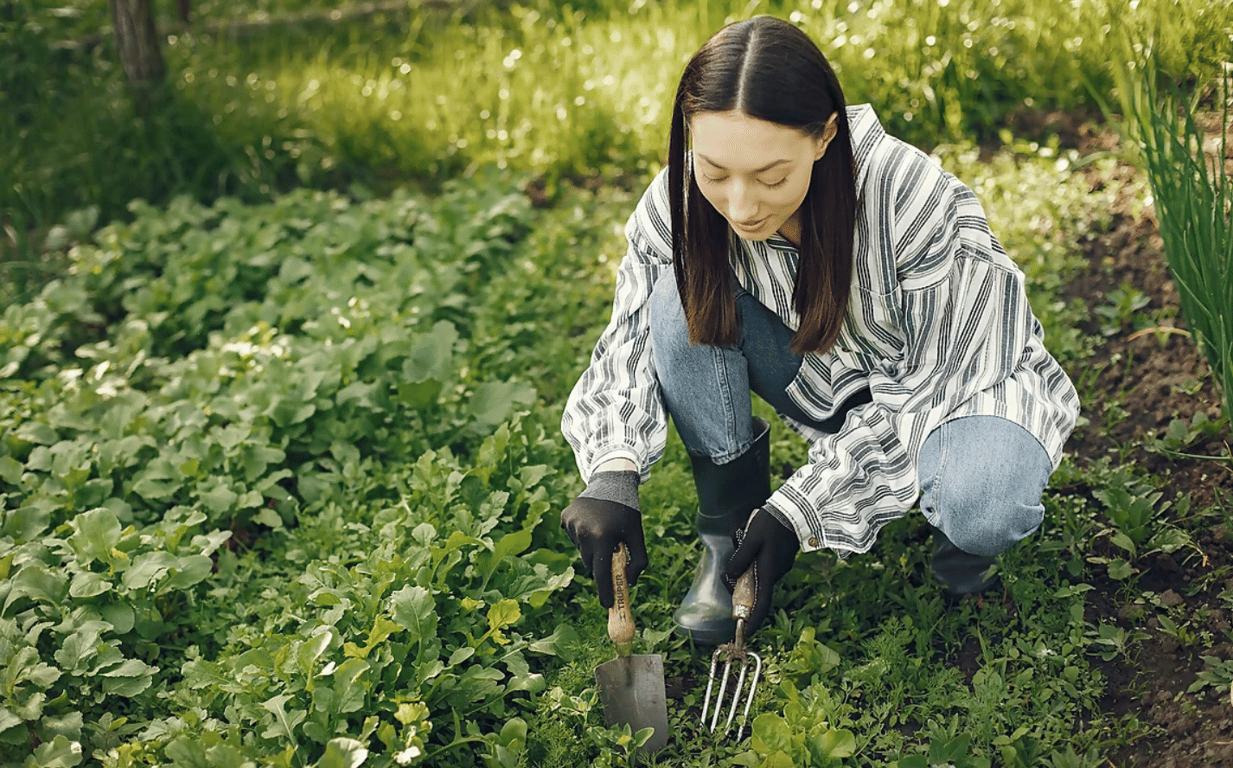Девушка на огороде