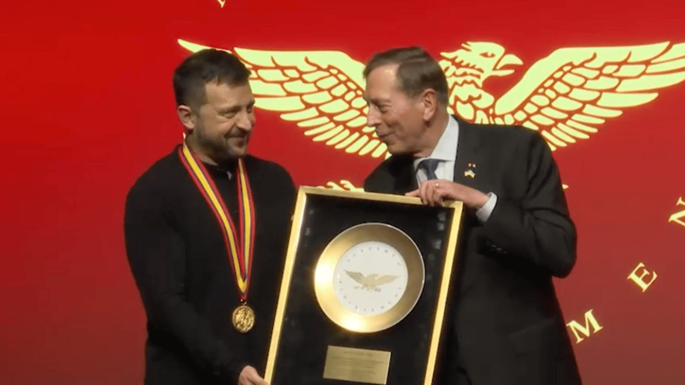 Зеленскому вручили награду The Golden Plate Award