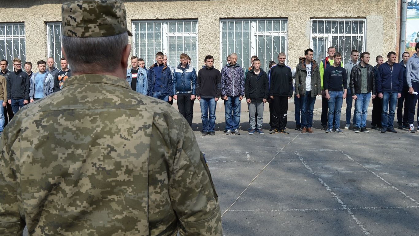 Військовий облік 17-літніх — у Сухопутних військах ЗСУ пояснили, що робити юнакам