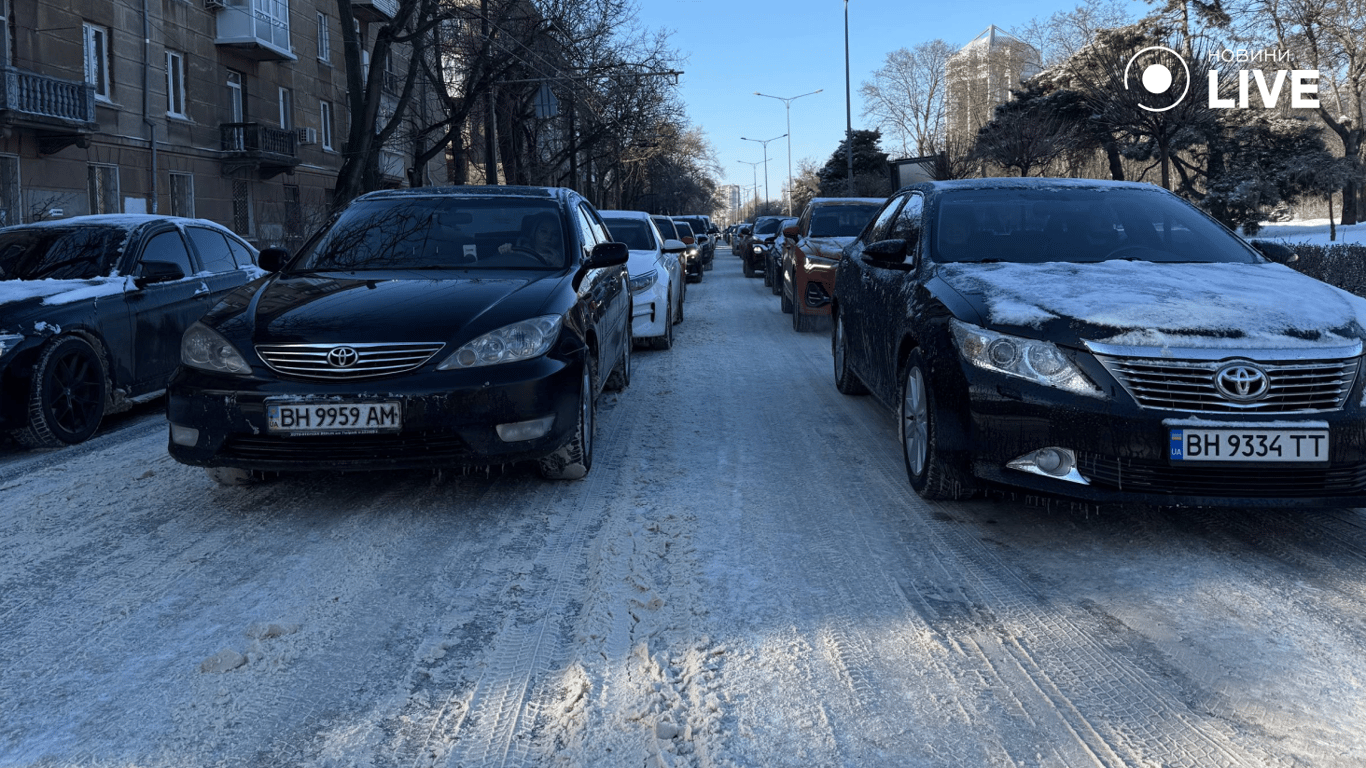 Машини зупинилися на перехресті