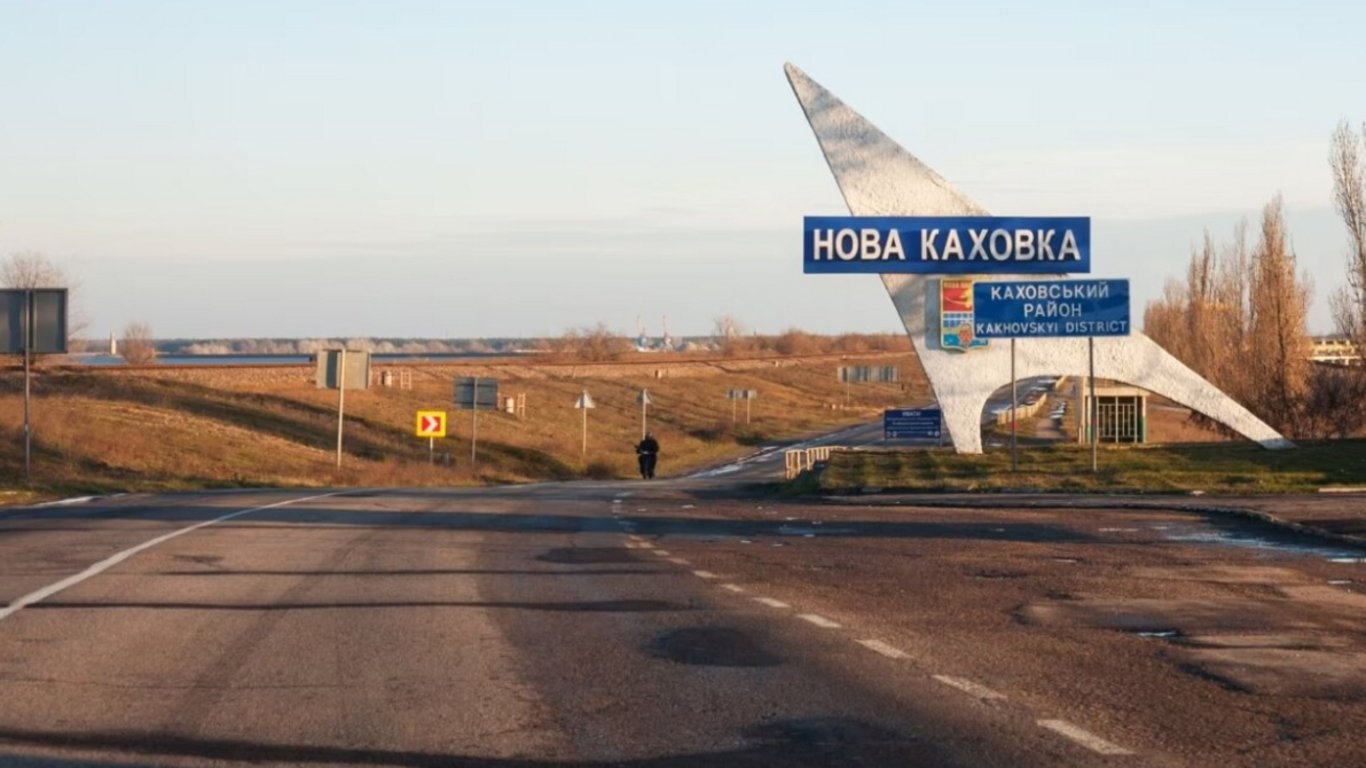 В Новой Каховке взрывы и канонада: жители города показали видео