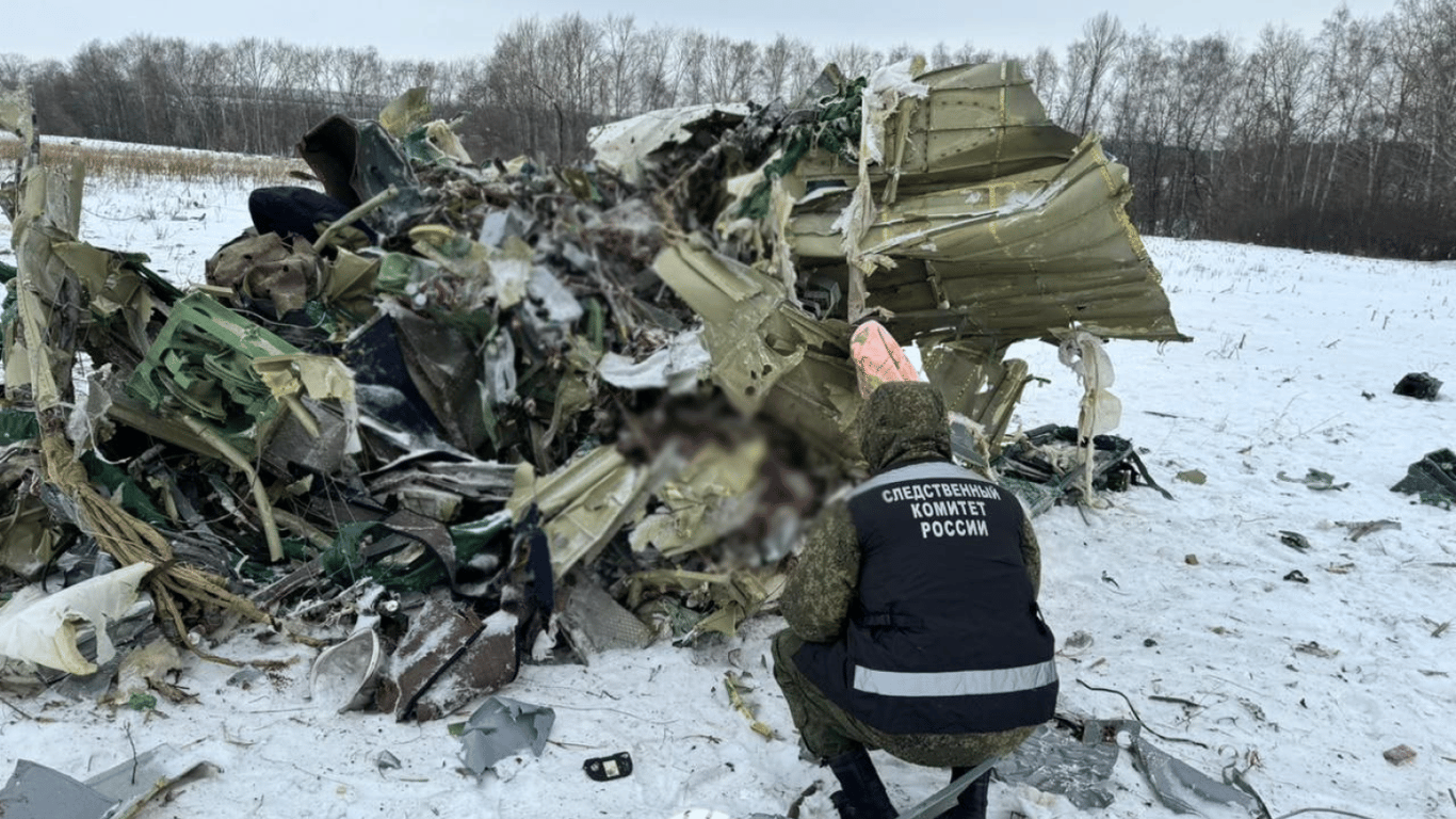 Россияне показали на видео документы украинцев с места падения Ил-76