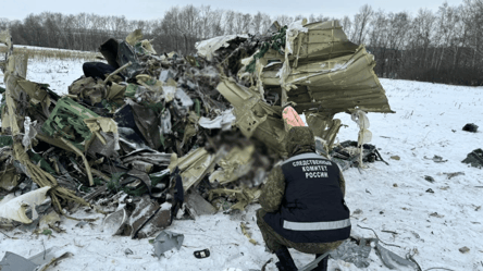 Россияне показали на видео документы украинцев с места падения Ил-76 - 285x160