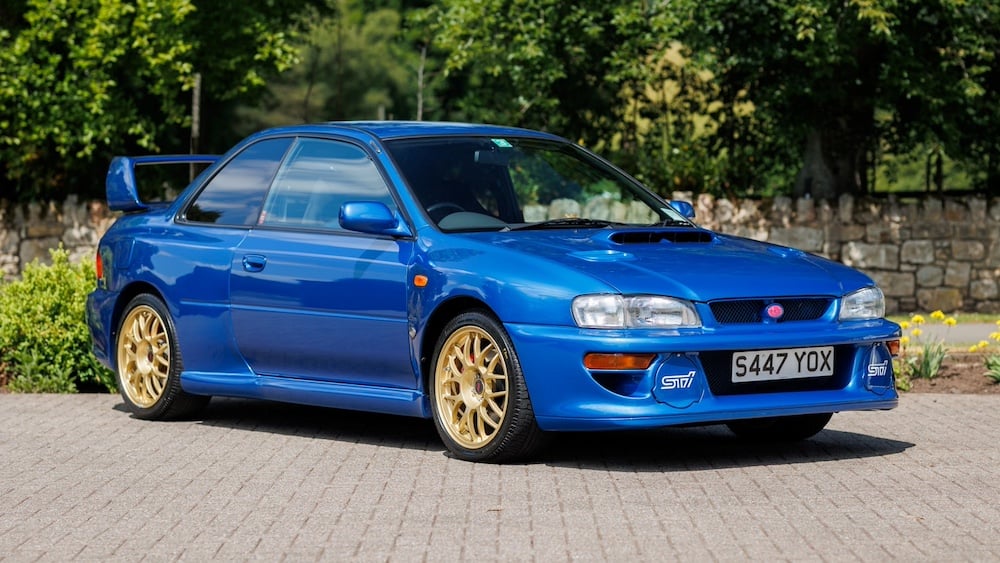 Subaru Impreza STi з вишневим логотипом