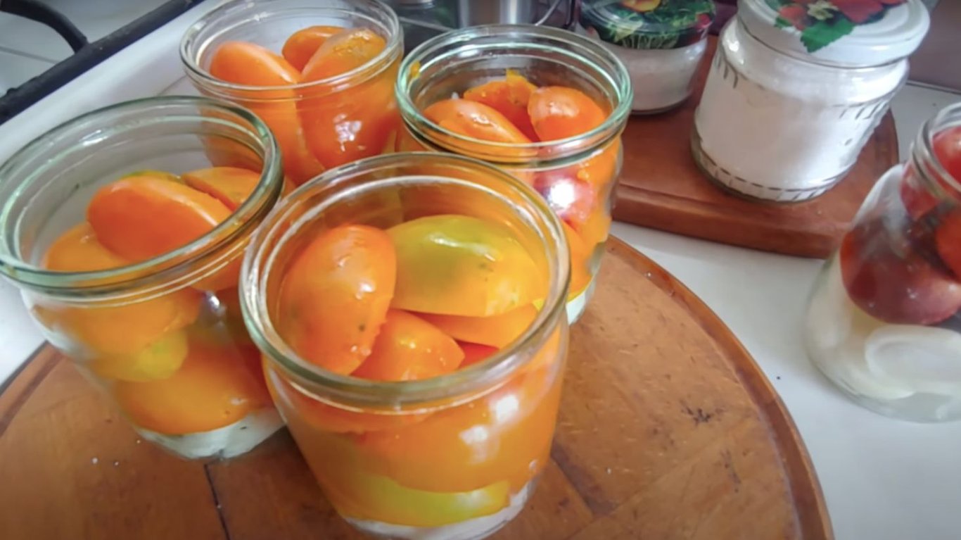 смачні помідори по-фінськи з цибулею на зиму 