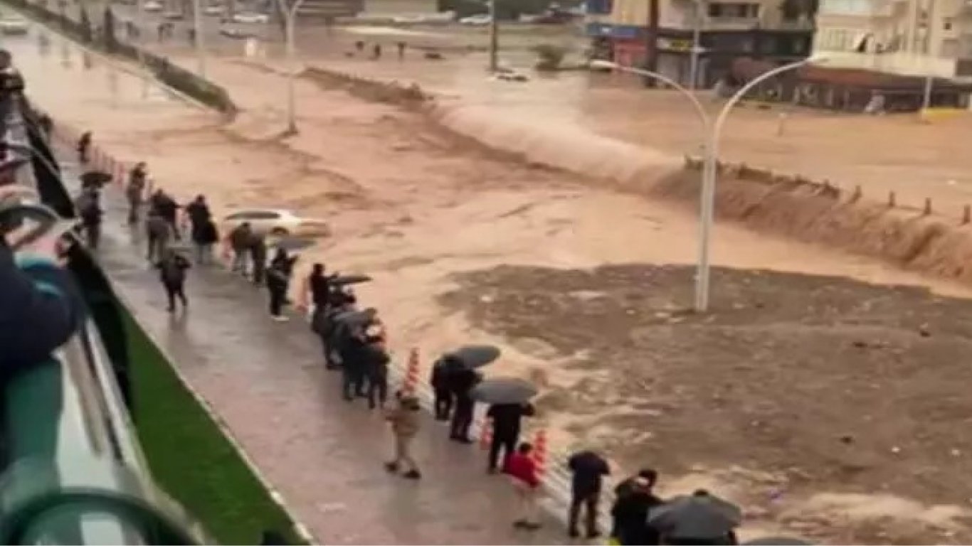 В турецких провинциях, пострадавших от землетрясения, сошли селевые потоки: есть погибшие