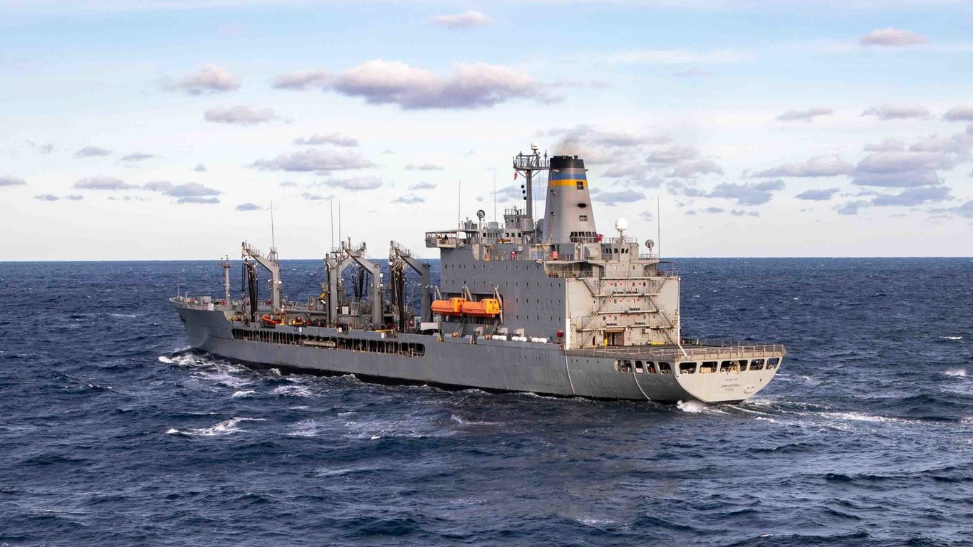 Співпраця з НАТО - корабель постачання ВМС США почав перехід до Чорного моря