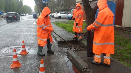 Дощило всю ніч: комунальники працюють на вулицях Одеси над усуненням наслідків негоди - 285x160