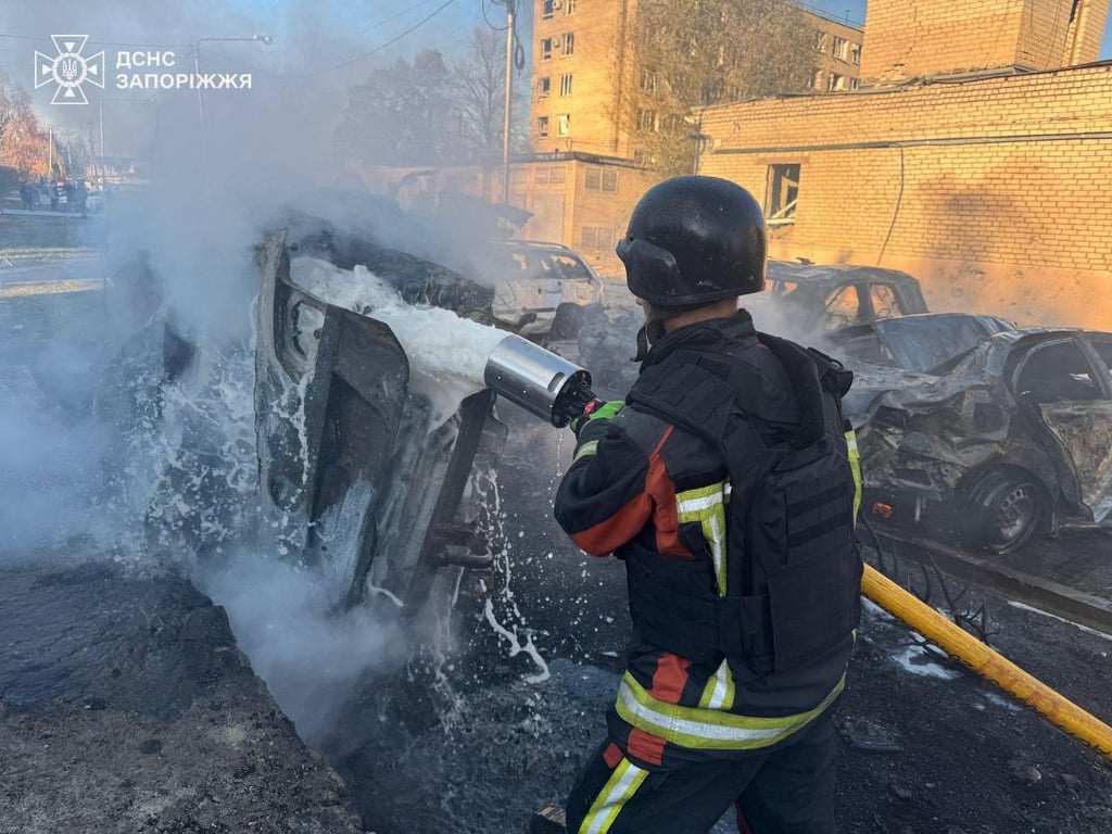 Спасатели ликвидируют последствия авиаудара по Запорожью