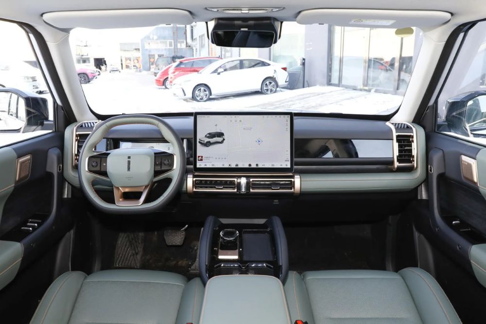 Китайцы выпустили дешевый электрический клон Toyota Land Cruiser - фото 1