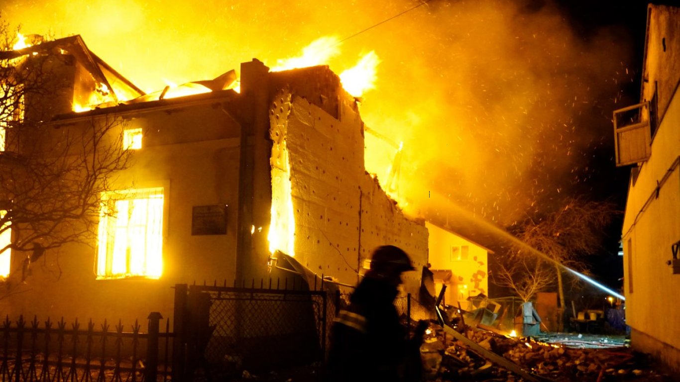 Обстрел музея Шухевича во Львове — спасатели показали видео мощного пожара