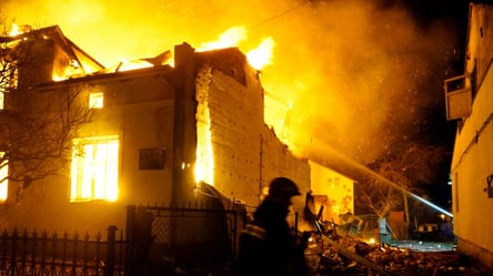 Обстріл музею Шухевича у Львові — рятувальники показали відео потужної пожежі - 290x166