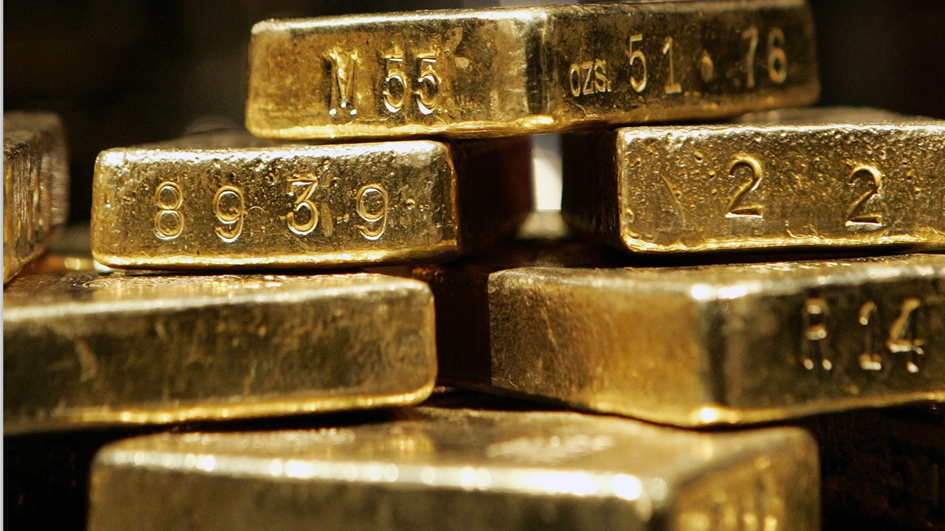 Gold breaks records with price at $3,000 per ounce