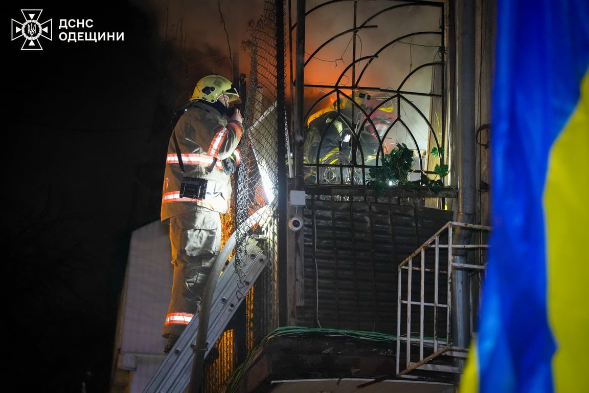 З'явилося відео порятунку жінки та кота з пожежі в Одесі - фото 2