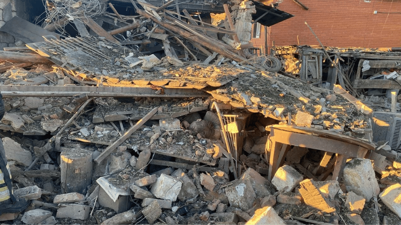 Наслідки російських обстрілів. Фото: ДСНС
