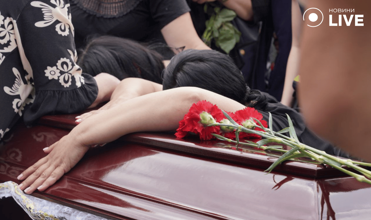 Рідні біля трун героїв: емоційні кадри з церемонії прощання