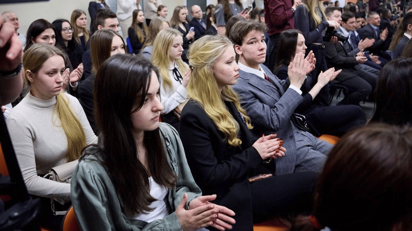 Молодь на зустрічі з Тереховим