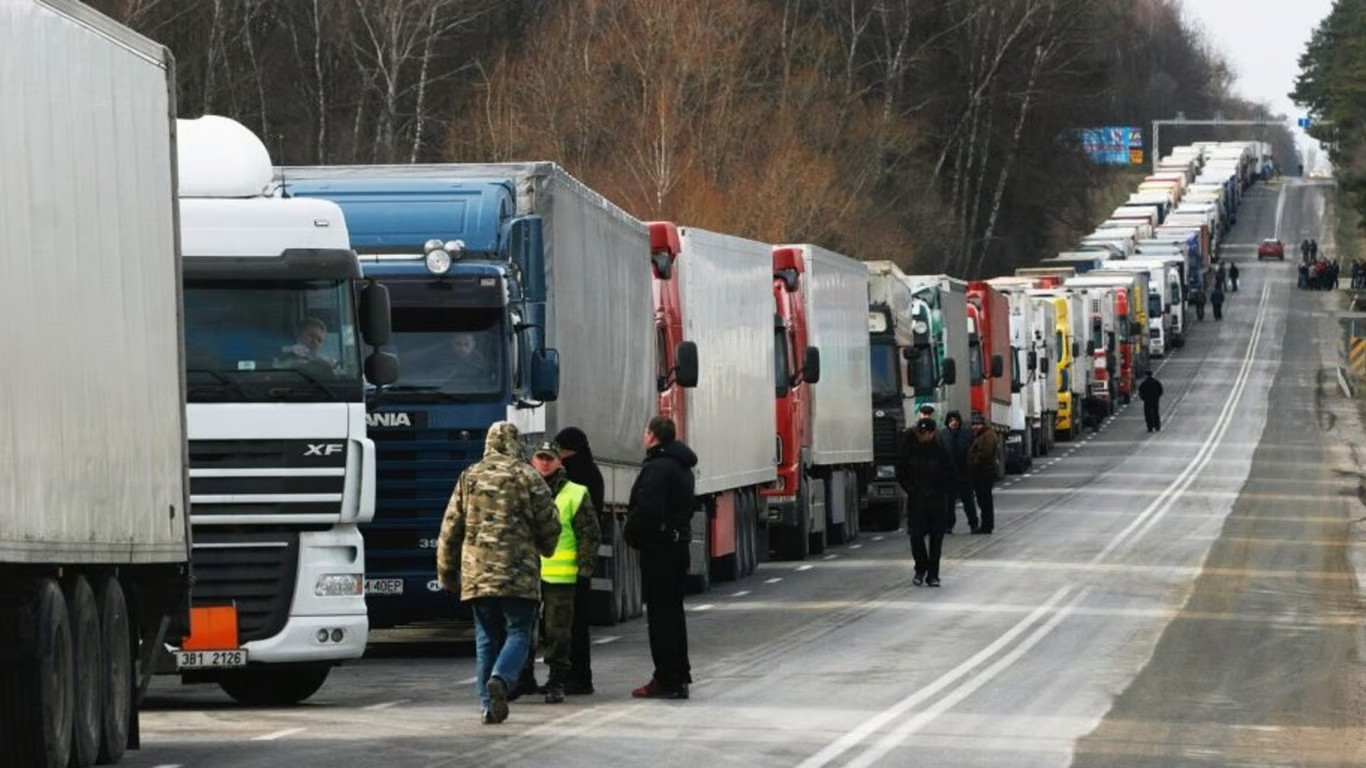 Прикордонники розповіли скільки вантажівок в чергах на кордоні з Польщею