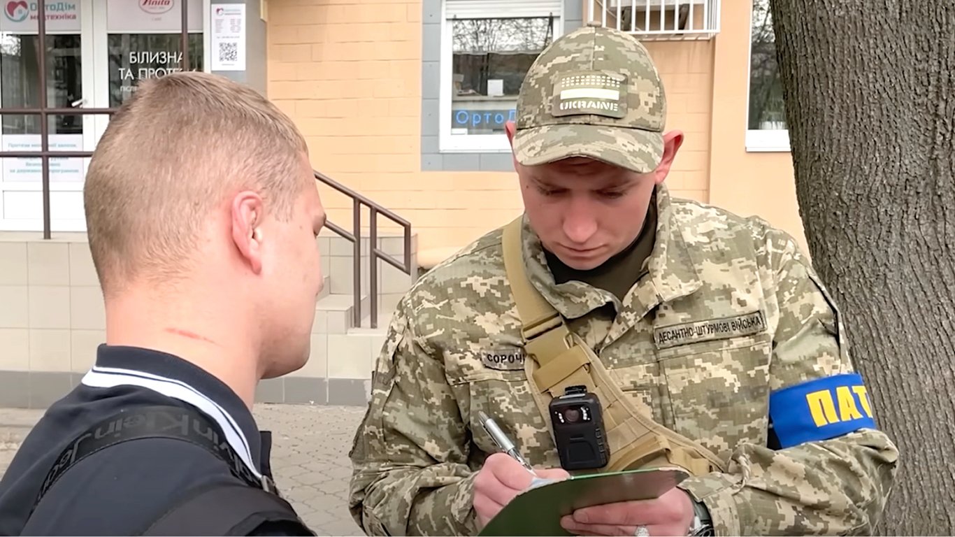 Мобілізація в Україні з 1 травня — хто, де та як вручатиме повістки чоловікам