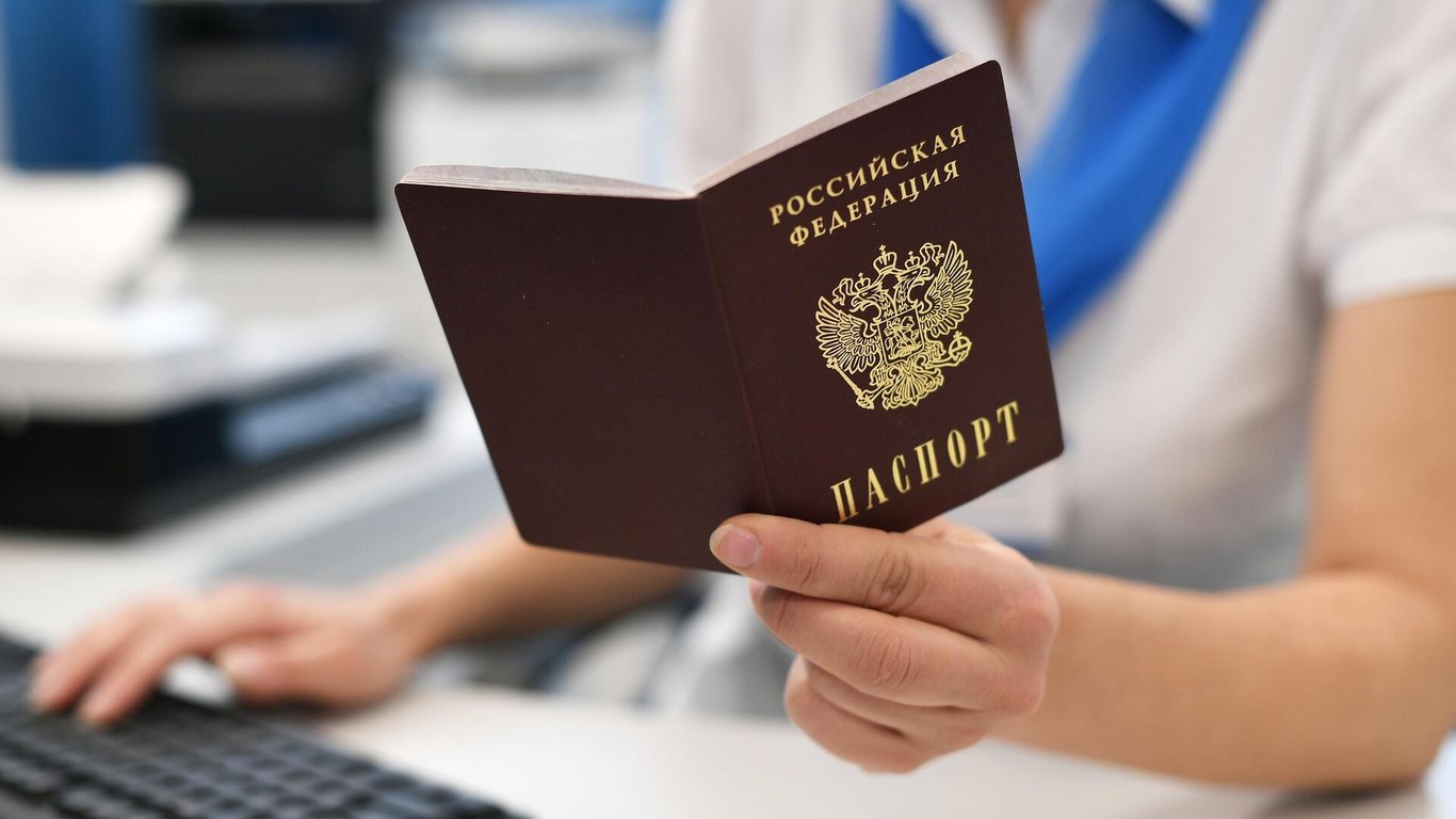 Росіяни на окупованих територіях почали вилучати у людей оригінали українських паспортів