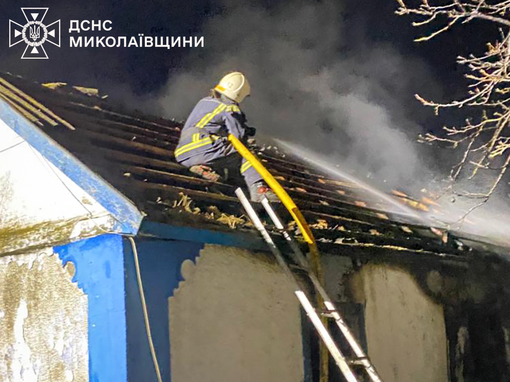 Рятувальник гасить пожежу в будинку