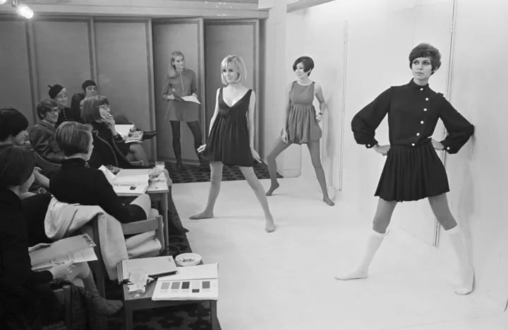 Коли з'явилась мініспідниця