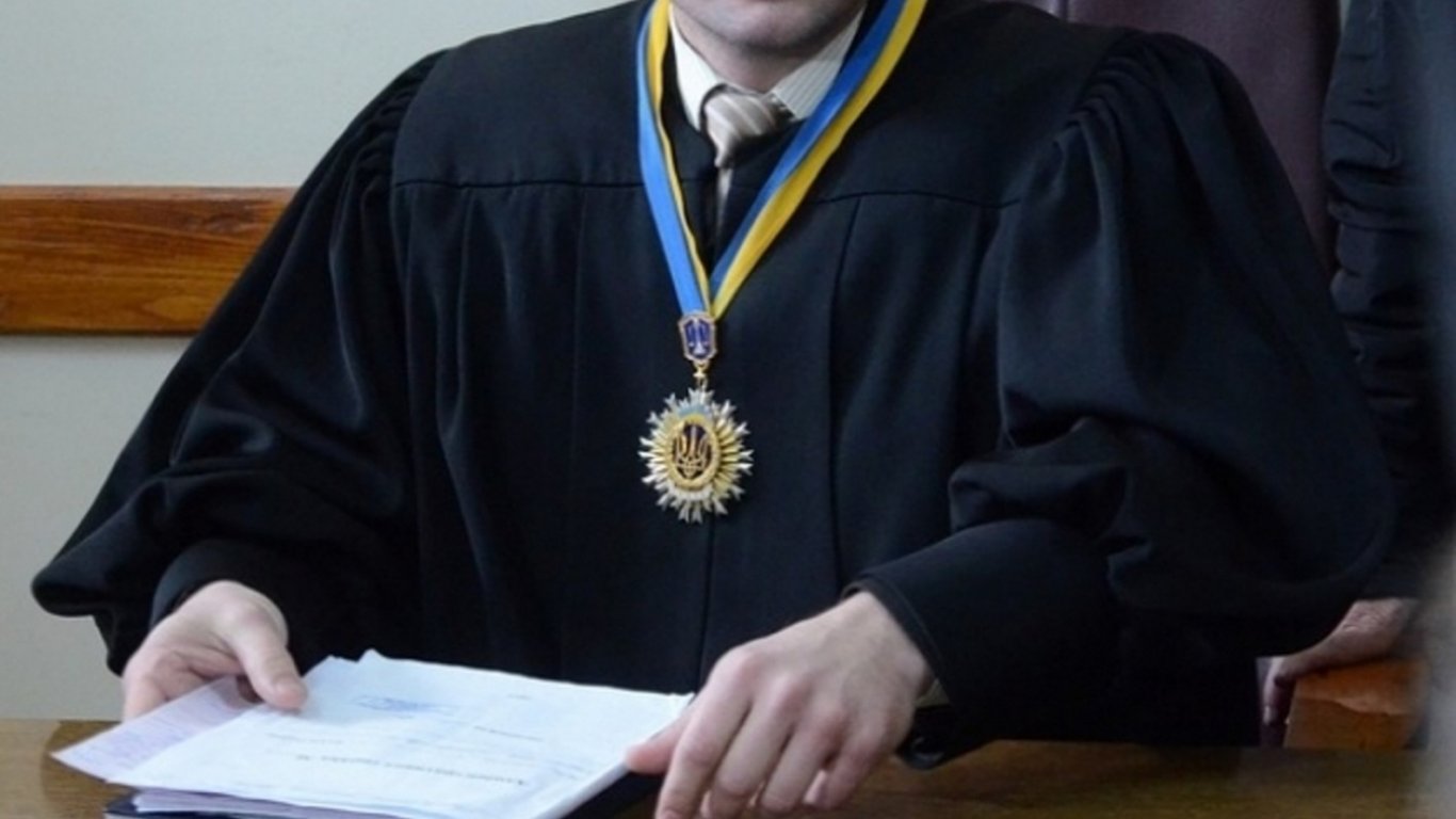 Цена судейской мантии, или сколько зарабатывают главы окружных судов в Украине. Черкасский ОАС - 250x140
