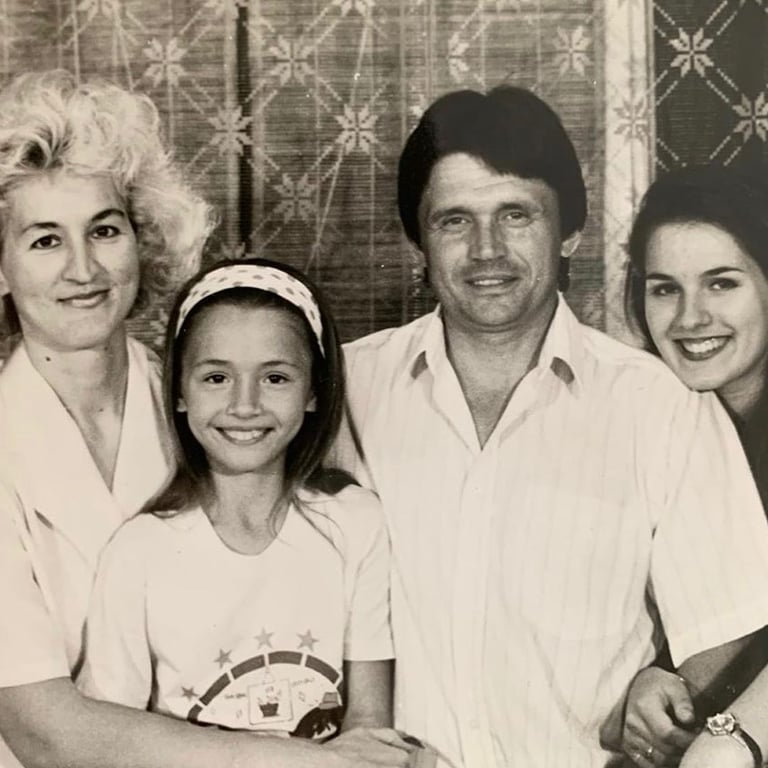 Маша Ефросинина со своими родителями и младшей сестрой