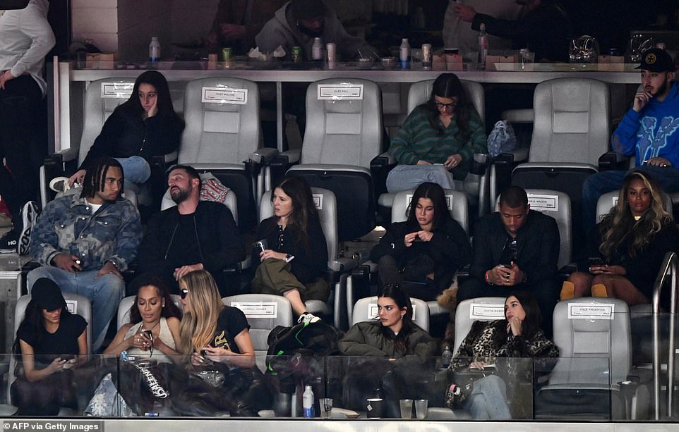Сиділи у телефонах і куняли — родина Кардаш'ян відверто нудьгувала під час Супербоул - фото 1