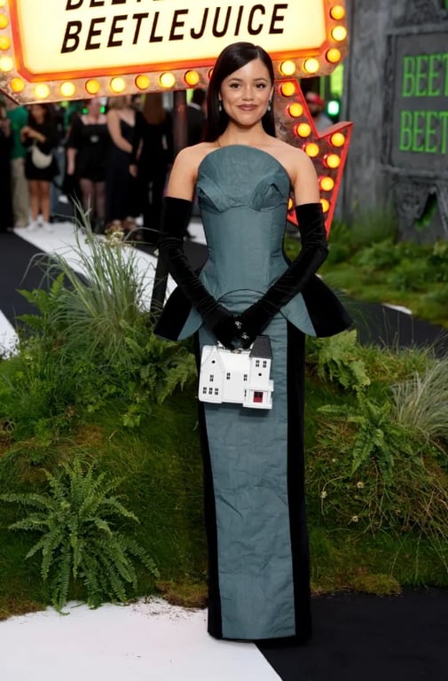 Звезда "Венздей" удивила поклонников причудливой сумочкой на премьере "Битлджус 2" - фото 1