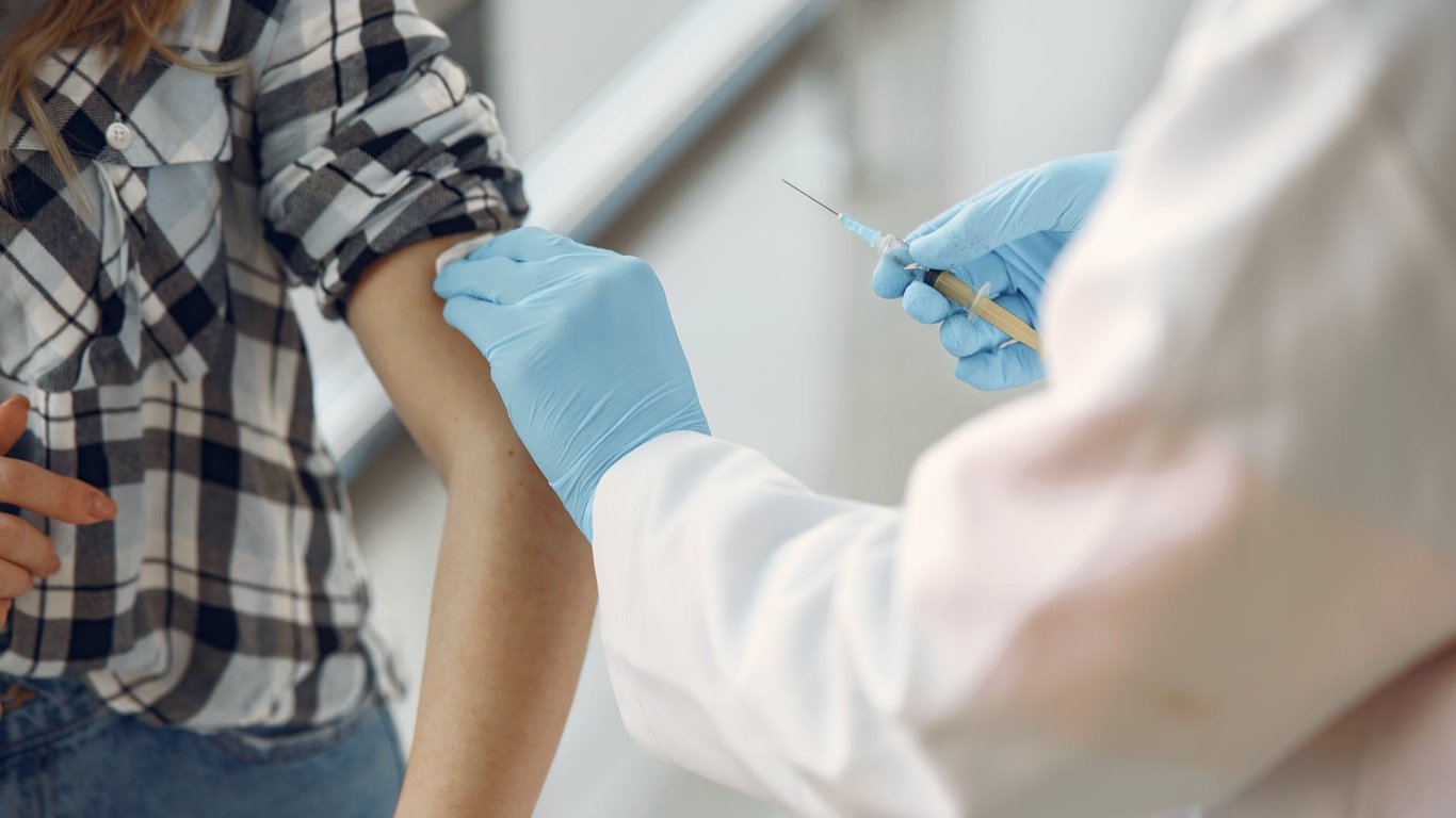 Вакцинация в Украине — когда доставят новые партии вакцин от коронавируса