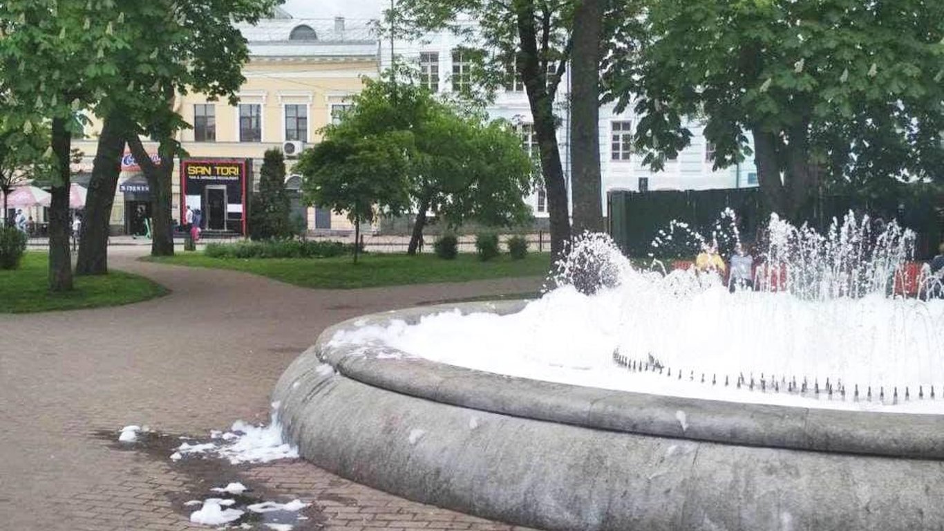 Пінна вечірка на Подолі: у Києві у фонтан налили мийний засіб. Фото