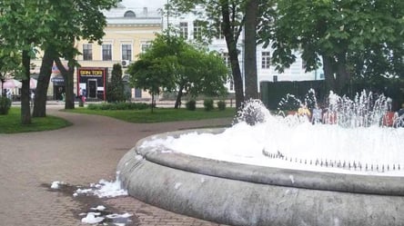 Пінна вечірка на Подолі: у Києві у фонтан налили мийний засіб. Фото - 285x160
