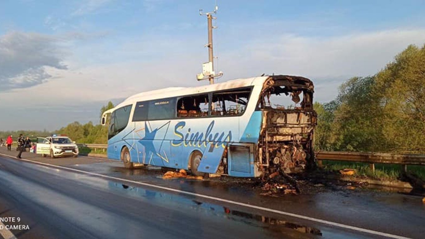 На трассе Киев-Чоп загорелся автобус с 20 пассажирами-подробности