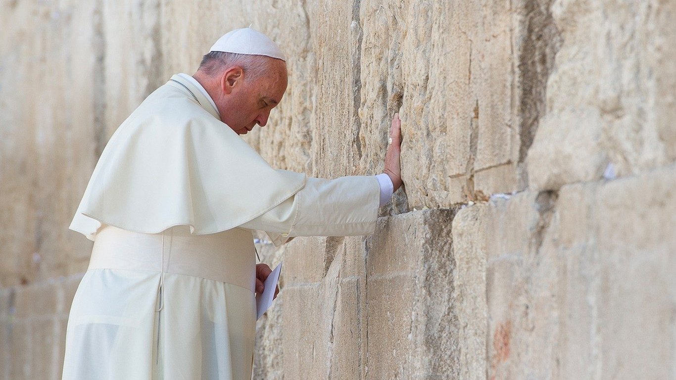 "Закликаю тих, хто може вплинути на цей брязкіт зброї": Папа Римський висловився щодо обстрілів Ізраїлю