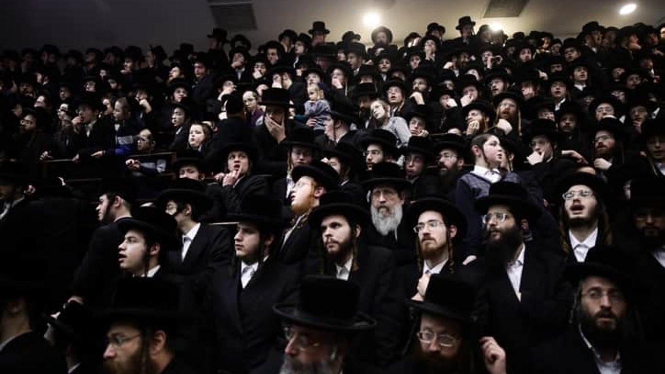 В Израиле обрушилась трибуна синагоги с большим количеством людей. Видео